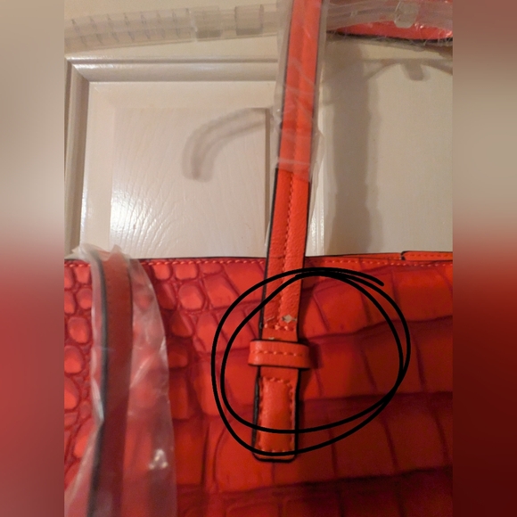 🩷💚🩷Red Faux Leather Tote With Wallet - Red (CALL OUTS) - Picture 6 of 12